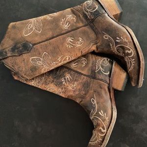 Circle G corral snip toe boots. Worn a total of 4 times. Closet kept.